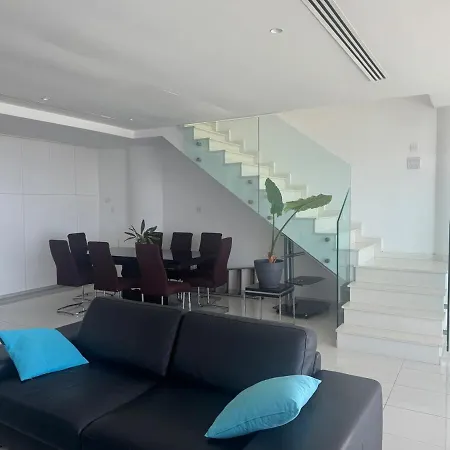 Stunning Penthouse With Sea And View Appartement