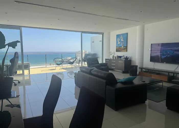 Stunning Penthouse With Sea And View Λάρνακα