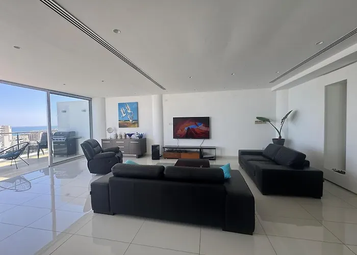 Stunning Penthouse With Sea And View Λάρνακα