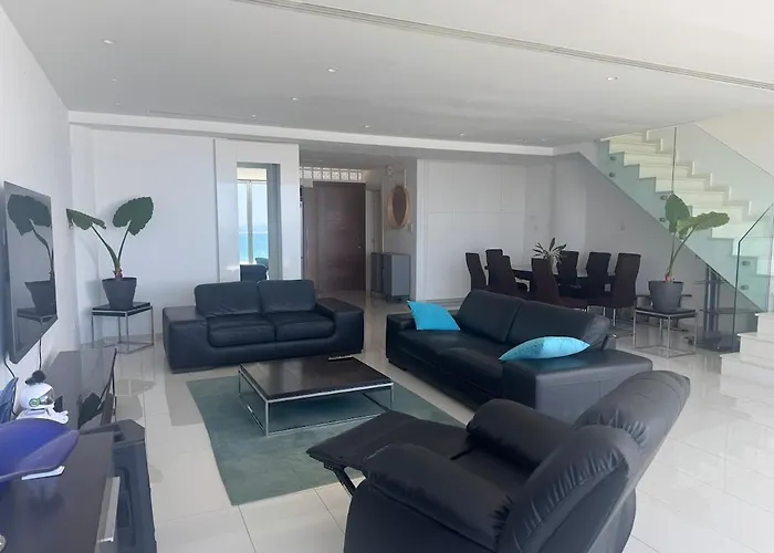 Stunning Penthouse With Sea And View Διαμέρισμα Λάρνακα