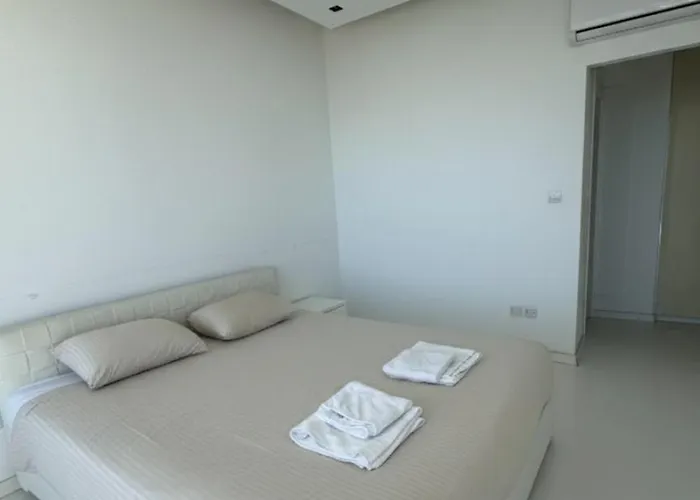 Stunning Penthouse With Sea And View Λάρνακα