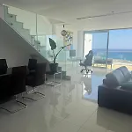 Stunning Penthouse With Sea And View * ラルナカ