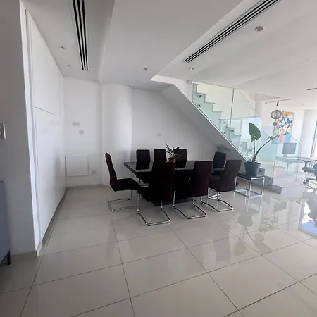 Stunning Penthouse With Sea And View Lárnaca