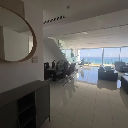Stunning Penthouse With Sea And View Lárnaca