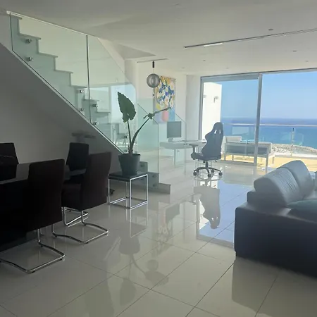 Stunning Penthouse With Sea And View * Lárnaca