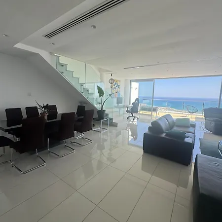 Stunning Penthouse With Sea And View * Lárnaca
